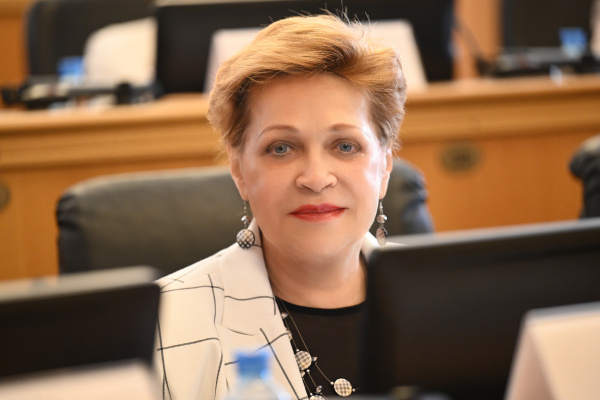 Депутат Тюменской областной Думы Инна Лосева поздравляет всех педагогов с праздником!.