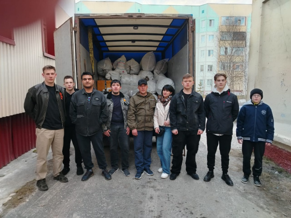 Покачёвские волонтёры погрузили очередную партию гуманитарной помощи фронту.