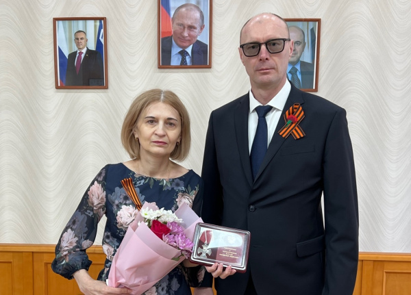 Сегодня глава города Виктор Таненков вручил Орден Мужества вдове участника СВО.