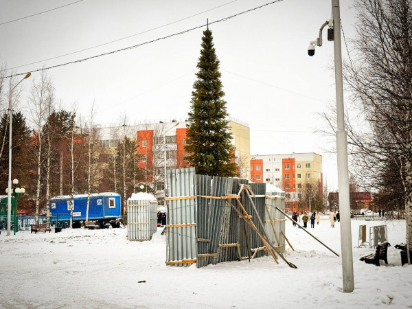 Началось строительство снежного городка.