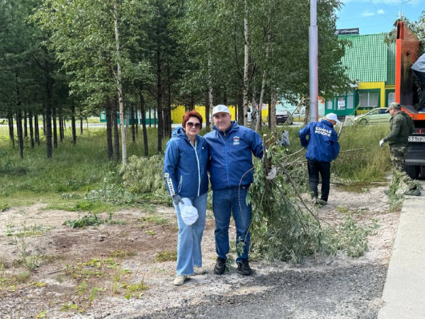 Сегодня состоялся внеплановый &quot;субботник&quot; в лесочке напротив стелы &quot;Пламя&quot;.