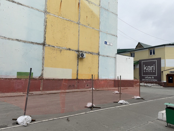 Дом 4 по улице Мира активно готовят к ремонту кровли и покраске фасада. Дом 4 по улице Мира активно готовят к ремонту кровли и покраске фасада.