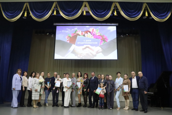 В честь Дня предпринимателей в школе искусств прошел концерт. В честь Дня предпринимателей в школе искусств прошел концерт.