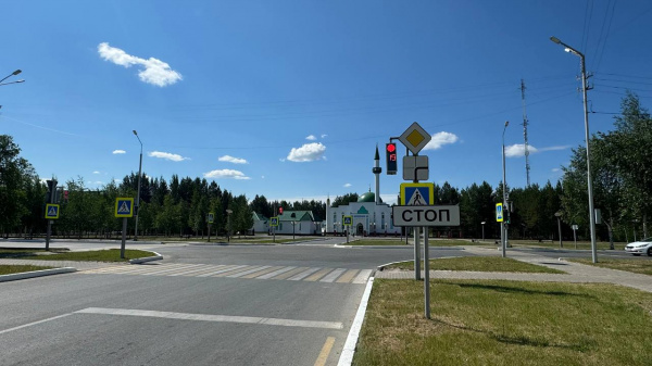 Обновлены светофоры на перекрестке напротив мечети. Обновлены светофоры на перекрестке напротив мечети.