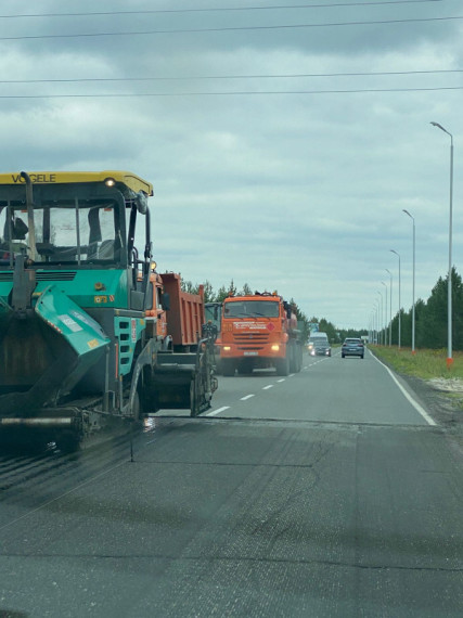 Началась укладка покрытия на выездной дороге. Началась укладка покрытия на выездной дороге.